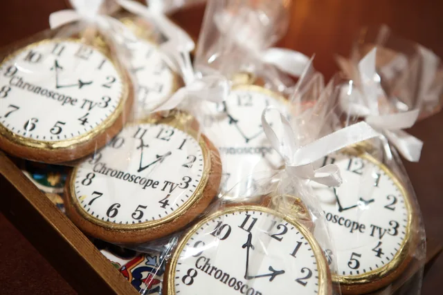 Подарочное печенье в форме часов с надписью Chronoscope TV